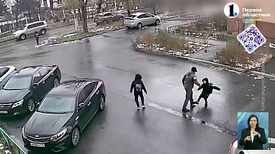 В Миассе мужчина набросился на школьников с кулаками