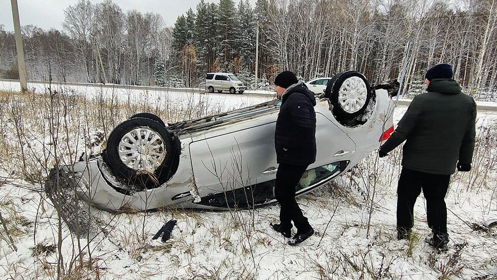 Под Челябинском автомобиль Kia вылетел в кювет и перевернулся