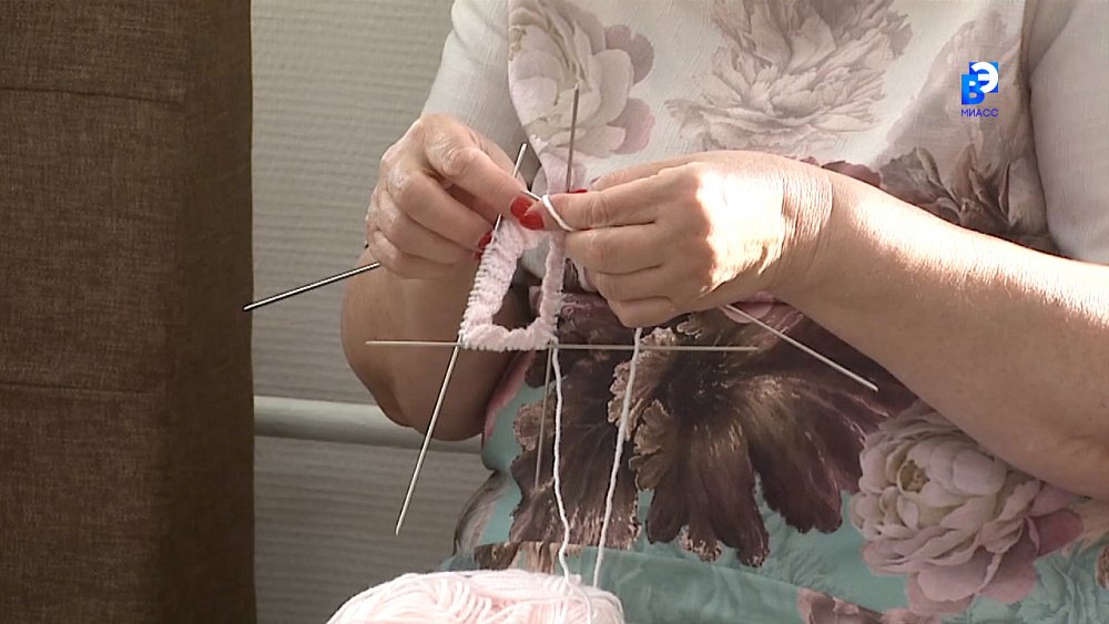 Подарок «торопыжкам»: Серебряные волонтёры Миасса помогают недоношенным детям