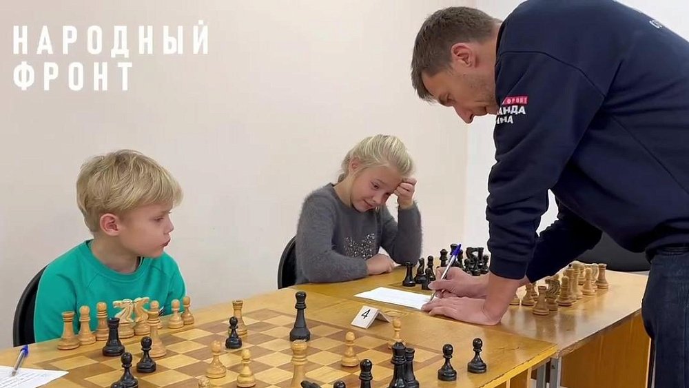 Известный гроссмейстер Сергей Карякин сыграл в шахматы с миасскими школьниками