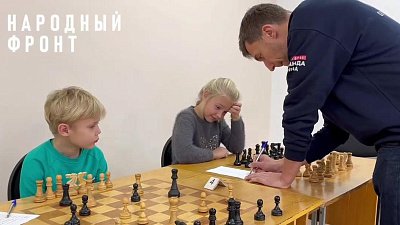 Известный гроссмейстер Сергей Карякин сыграл в шахматы с миасскими школьниками