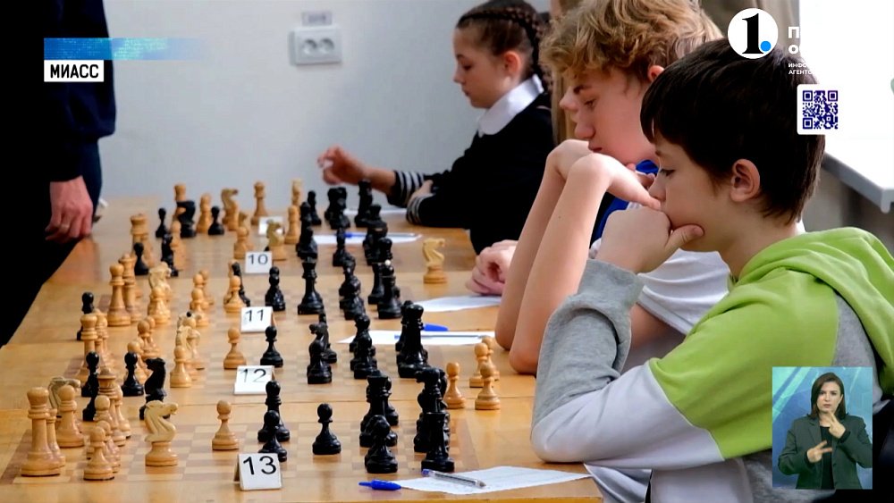 И мат поставить, и солдатам помочь: Сергей Карякин сыграл в шахматы с юными гроссмейстерами