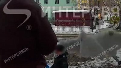 В Челябинске ледяная глыба упала на ребенка