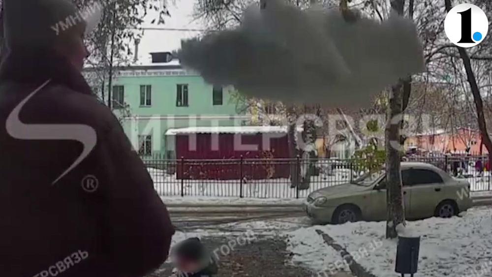 В Челябинске снежная глыба едва не упала на голову ребенку