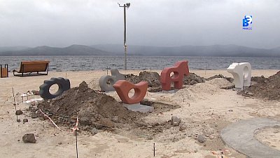 На городском пляже появились новые арт-объекты