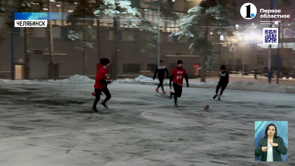 И от врага защитят, и гол забьют: военные сыграли в футбол со студентами