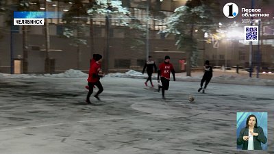 И от врага защитят, и гол забьют: военные сыграли в футбол со студентами