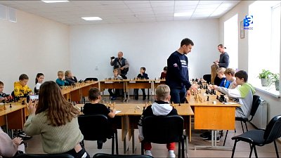 Гроссмейстер передал автомобиль участникам СВО