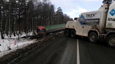 В Челябинской области на трассе М-5 два эвакуатора вытаскивают большегруз из кювета