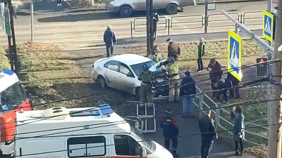 В Магнитогорске легковушка вылетела на трамвайные пути