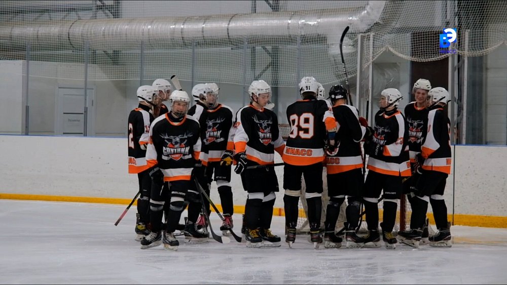 Хоккеисты открыли сезон на ледовой арене Миасса