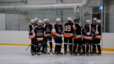 Хоккеисты открыли сезон на ледовой арене Миасса