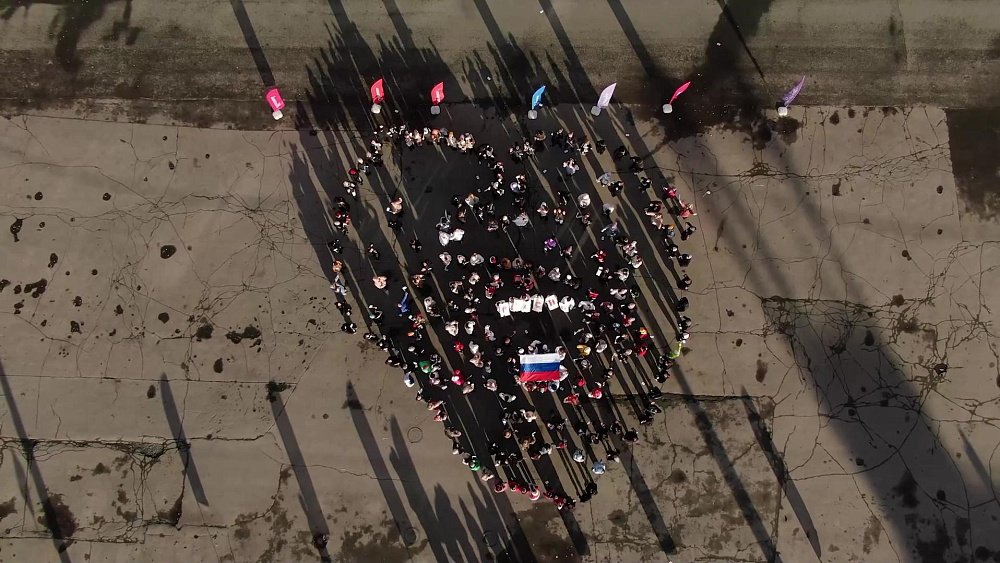 В Челябинске открытие Международной выставки «Россия» отметили флешмобом