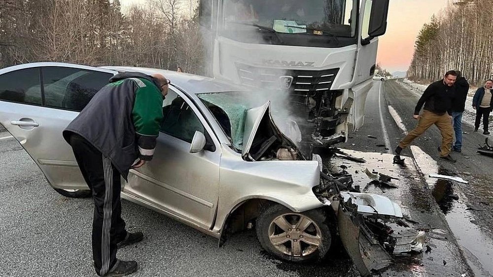 Водитель «Шкоды» погиб в лобовом ДТП с грузовиком на трассе в Челябинской области