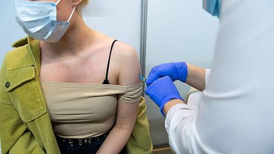 Ученые испытывают обновленную вакцину от COVID‑19 для подростков