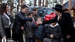 Ирина Текслер вручила минивэн со спецвозможностями уникальной семье из Миасса