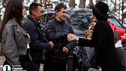 Ирина Текслер вручила минивэн со спецвозможностями уникальной семье из Миасса