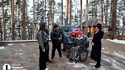 Ирина Текслер вручила минивэн со спецвозможностями уникальной семье из Миасса