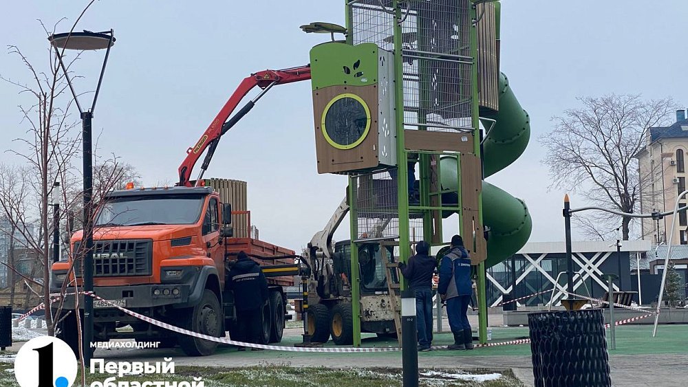 На набережной Челябинска демонтируют детский аттракцион