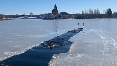 В Миассе открыли сезон купания в ледяной воде