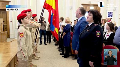 В областном парламенте школьникам вручили первые паспорта