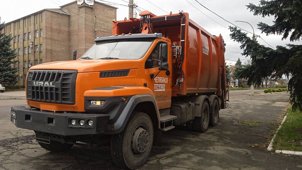 Челябинская область передала в Ясиноватую еще один мусоровоз на базе «Урала»