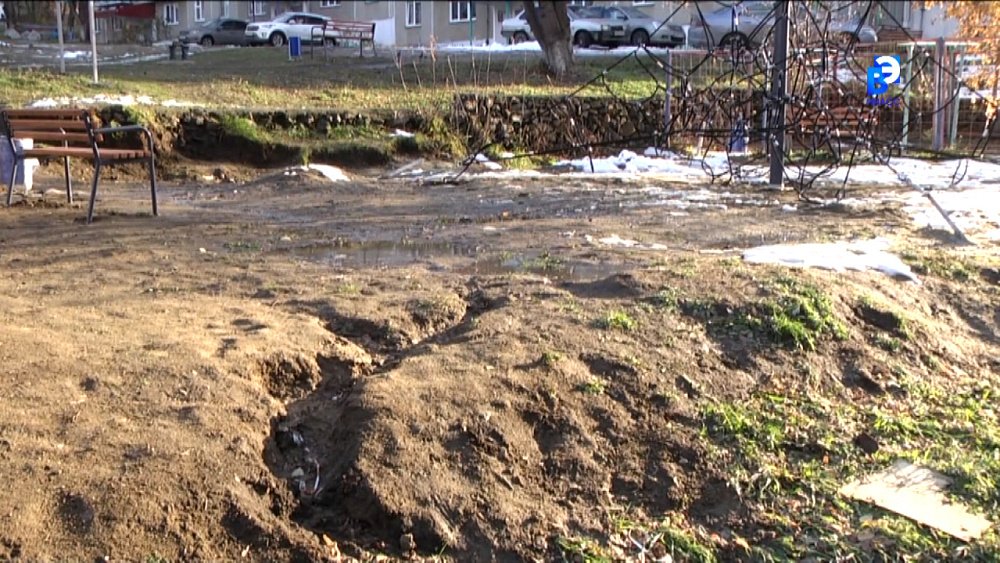 В Миассе перестроят небезопасную детскую площадку