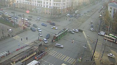 В центре Челябинска трамвай сломался на середине перекрестка