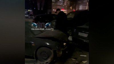 В Челябинске легковой автомобиль вылетел на парковку