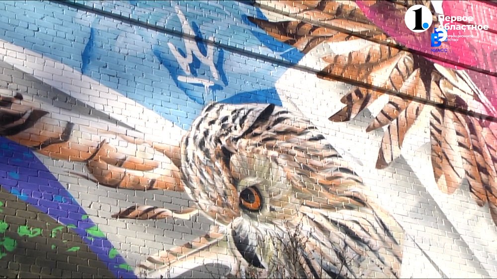 В Миассе на фасаде школы появился новый мурал