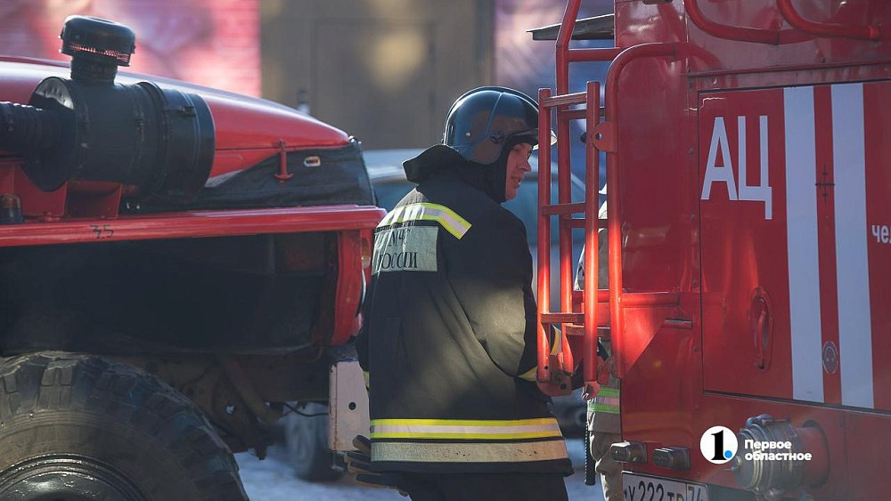 В Кыштыме пожарные сняли с окна третьего этажа зовущую на помощь девочку