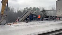 На трассе М‑5 в Челябинской области самосвал съехал в кювет