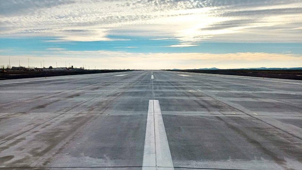 Взлетно-посадочную полосу длиной более 3 км обновили в аэропорту Магнитогорска
