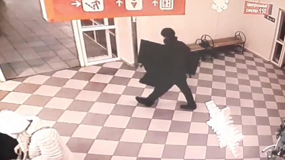 Житель Челябинска вынес телевизор из торгового центра