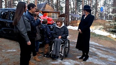 Ирина Текслер подарила семье Рогозниковых автомобиль