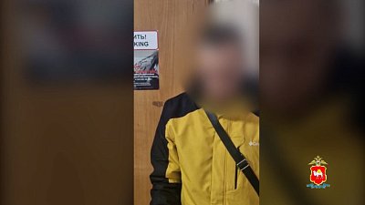 В Копейске задержали мужчину, который приклеивал шприцы в подъездах