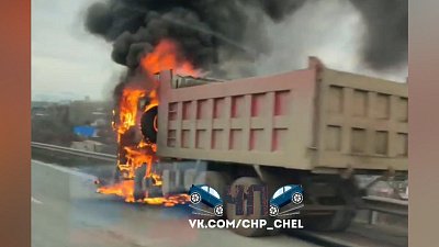 В Челябинске на Уфимском тракте загорелся грузовой автомобиль