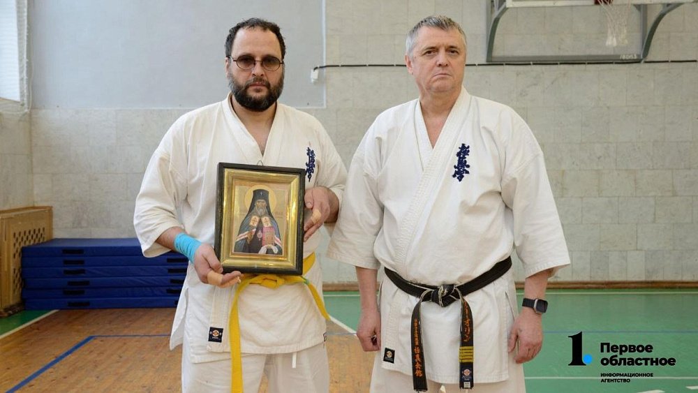 Челябинский священник разбивает деревянные доски голыми руками