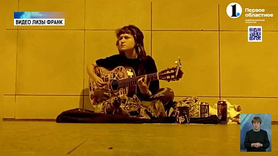 Необычный дуэт: уличная певица выступает вместе с кошкой