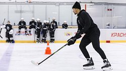 Хоккеист Мэдисон Бауи провел мастер-класс в академии «Трактор»