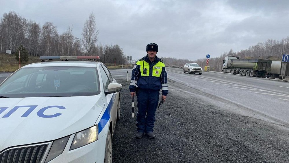 Инспекторы ДПС пришли на помощь пассажирам сломанного автобуса в Челябинской области