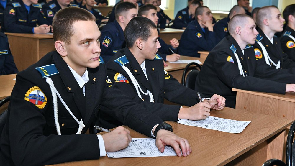 Офицеры и курсанты Челябинского филиала Военно-воздушной академии написали Географический диктант