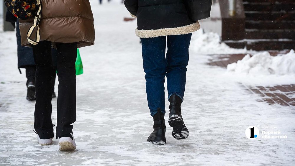 Дворы в Челябинске обработают песком и солью от гололеда