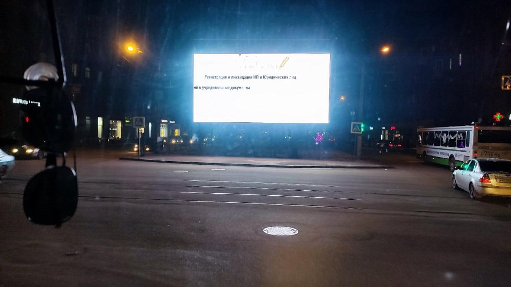 На перекрестке в Магнитогорске поставили ослепляющий экран