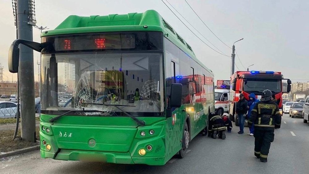 В Челябинске мужчина погиб, попав под колеса автобуса