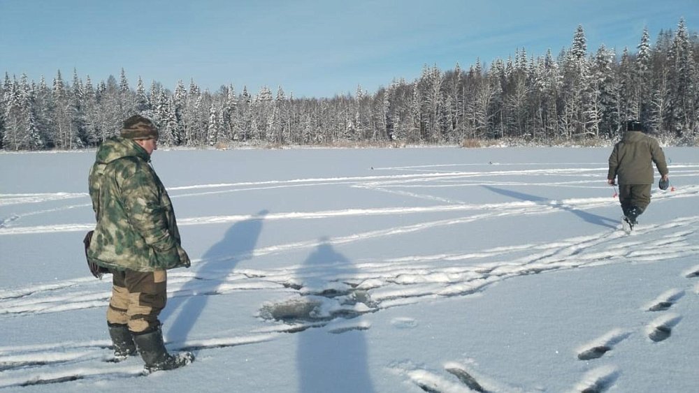 Со льда озера Зюраткуль прогнали любителей зимней рыбалки