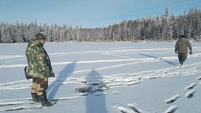 Со льда озера Зюраткуль прогнали любителей зимней рыбалки