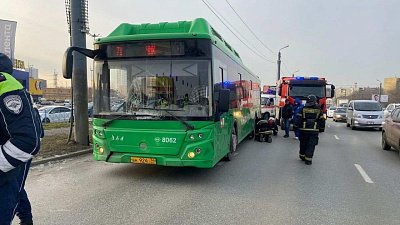 В Челябинске пешеход бросился под колеса автобуса