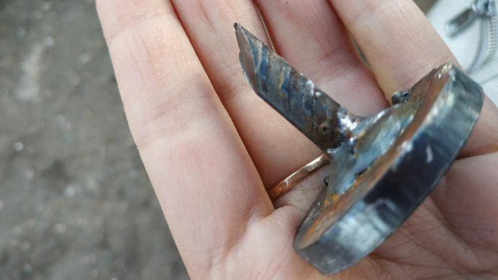 Полиция Копейска ищет «шутников», которые раскидывают шипы во дворах