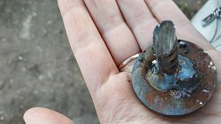 Полиция Копейска ищет «шутников», которые раскидывают шипы во дворах